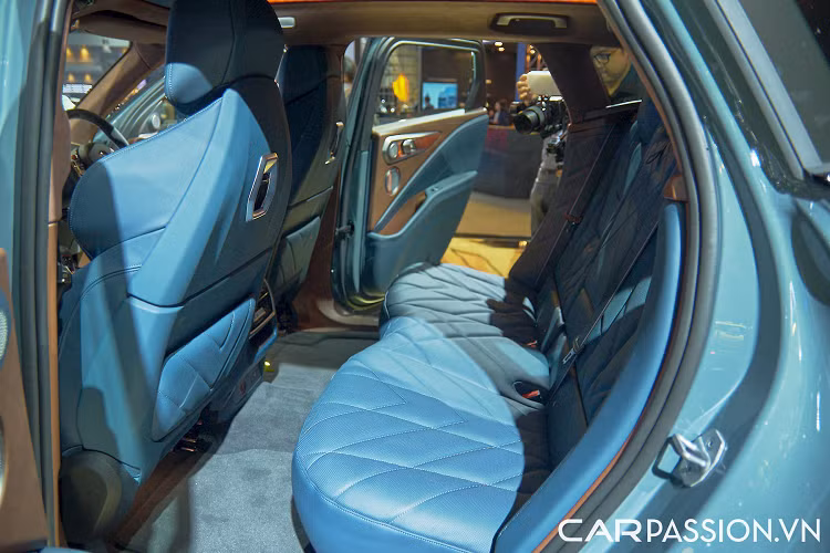 Xe rất to lớn, với chiều dài trục cơ sở đạt 3,1 mét tương đương chiếc SUV 7 chỗ BMW X7 M60i nhưng bên trong khoang nội thất chỉ có 2 hàng ghế và cách bố trí ghế ngồi chỉ được tối ưu cho 4 người. BMW XM sở hữu hệ thống truyền động hybrid sạc điện PHEV rất mạnh mẽ với tổng công suất lên đến 653 mã lực, mô-men xoắn cực đại 800 Nm.