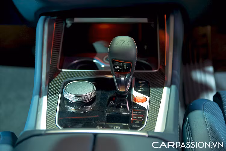 Bộ pin 25,7 kWh cho phép xe di chuyển được quãng đường tối đa 88 km chỉ bằng năng lượng điện, đồng thời vận tốc bị giới hạn ở 140 km/h. Có thể sạc đầy pin trong vòng 3,3 giờ với bộ sạc 7,4 kW bán kèm.