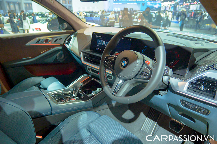 Ở trạng thái tiêu chuẩn, BMW XM có thể tăng tốc 0 - 100 km/h trong vòng 4,3 giây, với mức vận tốc được giới hạn điện tử ở 250 km/h. Nếu trang bị gói nâng cấp M Driver’s Package, giới hạn vận tốc được nâng lên 270 km/h.