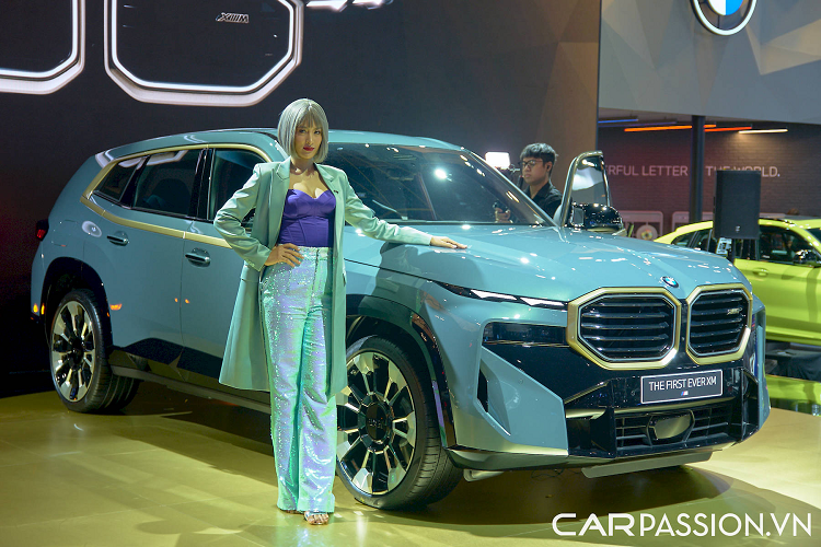 Góp phần tạo nên sức mạnh này gồm động cơ xăng V8 4.4L tăng áp kép có công suất 489 mã lực, được kết hợp với mô-tơ điện công suất 197 mã lực tích hợp bên trong hộp số 8 cấp, truyền lực kéo đến cả 4 bánh xe.