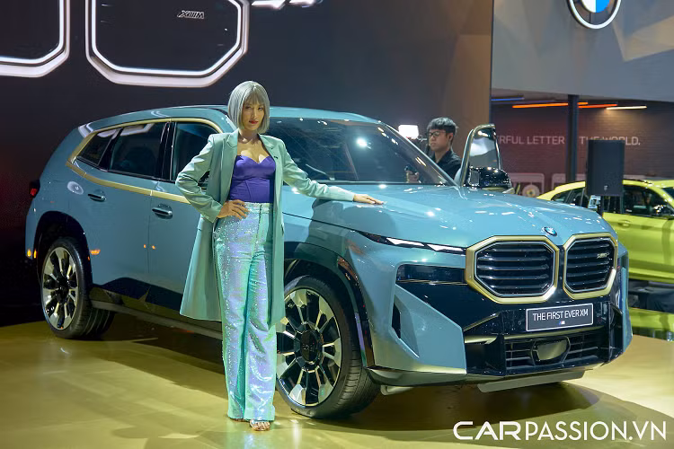 Góp phần tạo nên sức mạnh này gồm động cơ xăng V8 4.4L tăng áp kép có công suất 489 mã lực, được kết hợp với mô-tơ điện công suất 197 mã lực tích hợp bên trong hộp số 8 cấp, truyền lực kéo đến cả 4 bánh xe.