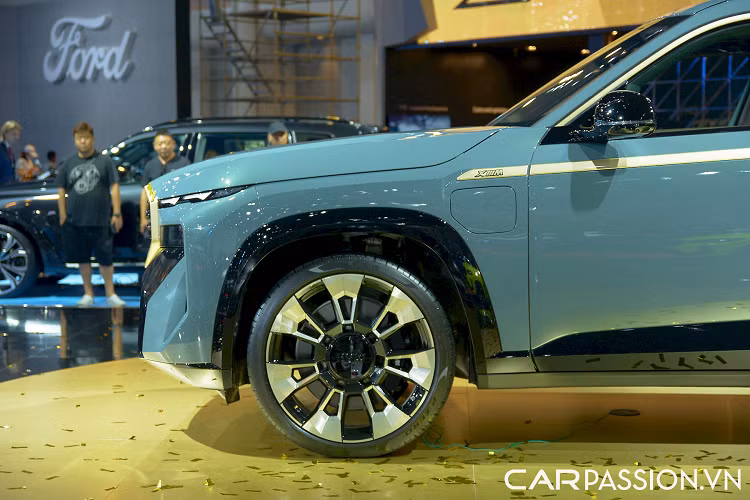 Chế độ Electric luôn ưu tiên chỉ dùng mô-tơ điện với năng lượng lấy từ khối pin lithium-ion 25,7 kWh và chỉ kích hoạt động cơ xăng mỗi khi người lái đạp ga mạnh bất chợt hoặc khi pin đã cạn sạch. Cuối cùng là eControl, chỉ vận hành bằng động cơ xăng và tuyệt đối không sử dụng đến pin.