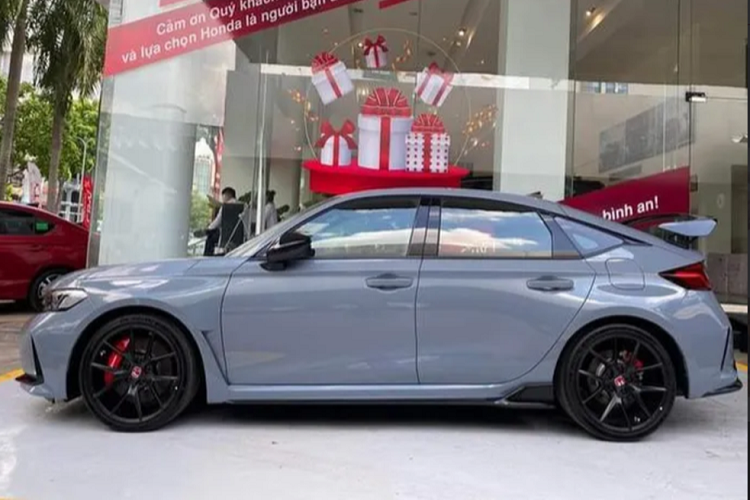 Phía sau xe được trang bị cánh gió kích thước lớn, ba ống xả đặt giữa cản sau. Các chi tiết khác có thể kể đến như logo Honda với nền màu đỏ, logo Type R được lắp đặt tại nhiều vị trí như lưới tản nhiệt, đuôi xe...