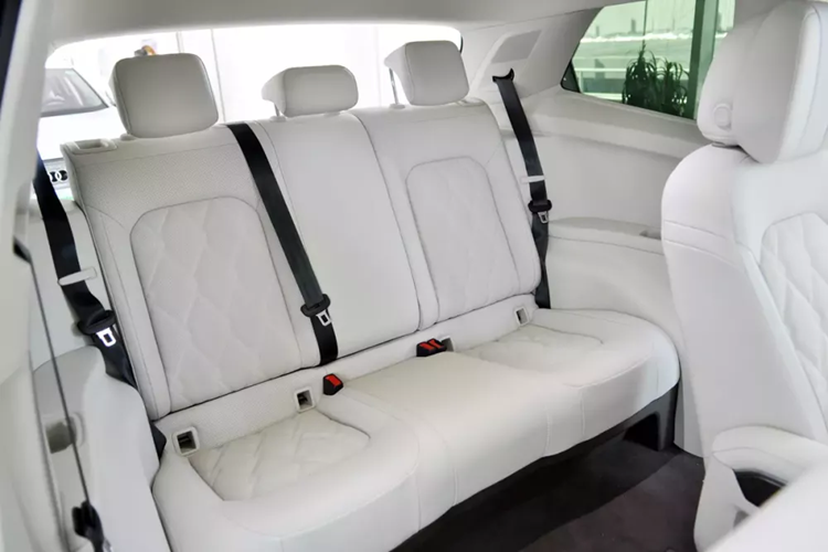 Trang bị nội thất của mẫu xe này tại Trung Quốc khá phong phú với ghế trước chỉnh điện/sưởi ấm, bảng đồng hồ kỹ thuật số với màn hình LCD 10,3 inch, màn hình cảm ứng trung tâm 12 inch, cần số điện tử nhỏ gọn, sạc điện thoại không dây, phanh tay điện tử, cửa sổ trời và hệ thống âm thanh Harman Kardon.