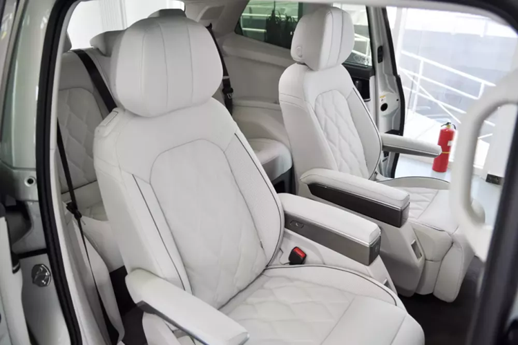 Hàng ghế giữa của xe có 2 ghế thương gia có thể chỉnh độ ngả lưng tối đa 70 độ, tích hợp bệ đỡ bắp chân đồng thời có đủ tính năng sưởi ấm, làm mát và massage. 2 ghế này còn có bệ tì tay, khay để ly, khay để điện thoại, cổng sạc, hộc chứa đồ và cụm công tắc điều khiển riêng.