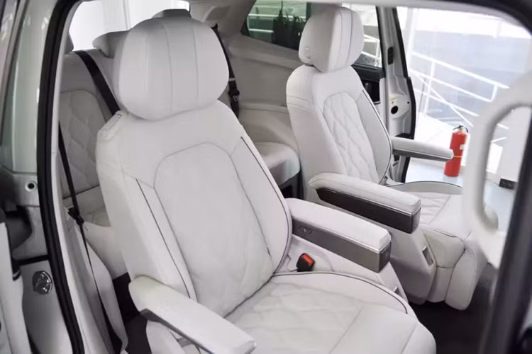 Hàng ghế giữa của xe có 2 ghế thương gia có thể chỉnh độ ngả lưng tối đa 70 độ, tích hợp bệ đỡ bắp chân đồng thời có đủ tính năng sưởi ấm, làm mát và massage. 2 ghế này còn có bệ tì tay, khay để ly, khay để điện thoại, cổng sạc, hộc chứa đồ và cụm công tắc điều khiển riêng.