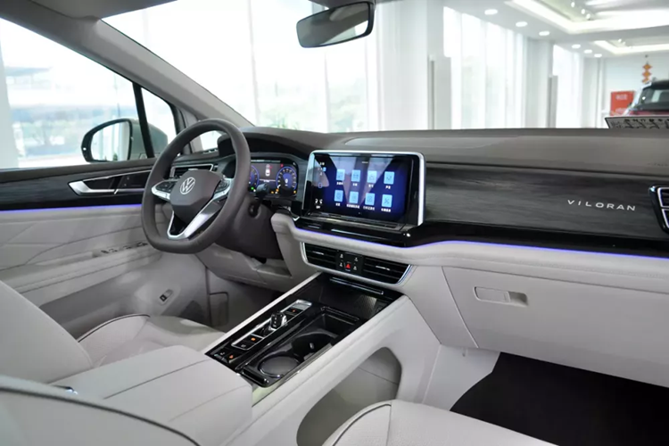 Bên trong mẫu MPV cỡ lớn Volkswagen Viloran 2024 là không gian nội thất 3 hàng ghế rộng rãi với cấu hình 2+2+3 chỗ ngồi. Nội thất của Volkswagen Viloran được bọc da và ốp gỗ khá sang trọng.