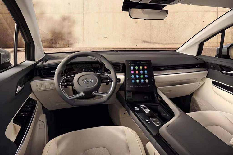 Hyundai Custin cũng rất được chú ý về khía cạnh an toàn, với đầy đủ các công nghệ tối tân như: hệ thống khung gầm N3 - Platform đạt tiêu chuẩn toàn cầu (chia sẻ chung với Santa Fe, Sorento, Sonata, K5, Carnival...), 6 túi khí; cảnh báo mở cửa, cảnh báo áp suất lốp...