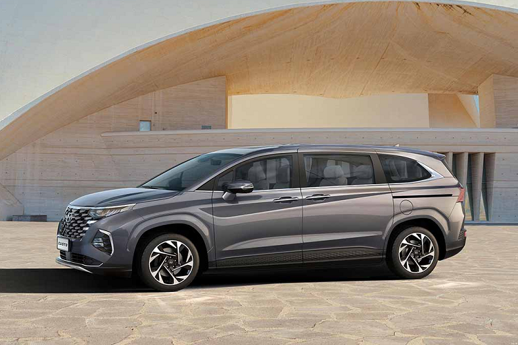 Dựa vào cấu hình như vậy, có thể ước tính giá xe Hyundai Custin 2024 sẽ được nhà phân phối Thành Công định vị ở mức khoảng trên dưới 1 tỷ đồng tùy phiên bản. Nếu đúng vậy, đây sẽ là một nước đi rất khéo léo của Hyundai Custin, khi lấy lợi thế giá bán để đối đầu với tượng đài phân khúc - Kia Carnival.