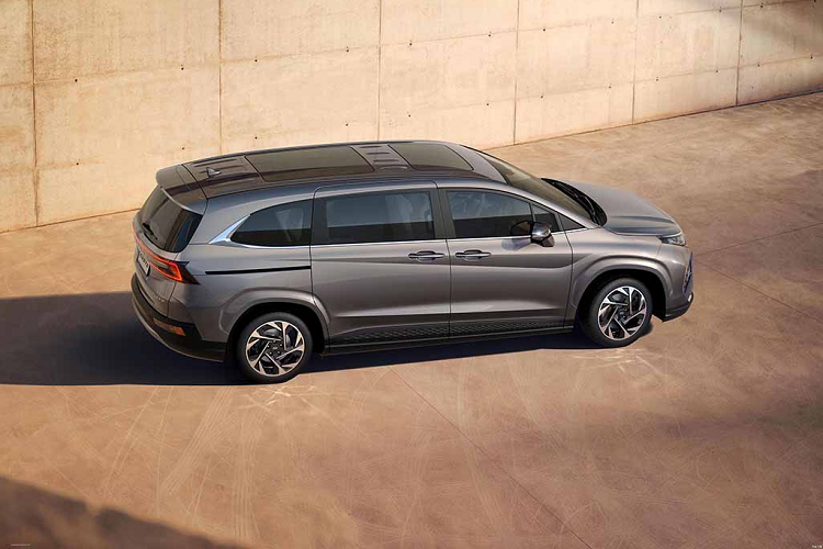 Xét về kích thước, Hyundai Custin định vị lớn hơn đàn em Stargazer; nhưng vẫn khiêm tốn hơn so với đối thủ Kia Carnival. Xe sở hữu thông số DxRxC lần lượt là 4.950 x 1.850 1.734 mm. Đồng thời, trục cơ sở đạt mức 3.055 mm. Diện mạo ngoại thất của Custin chia sẻ khá nhiều điểm chung cùng Hyundai Tucson, với mặt ca-lăng phong cách kim cương Parametric Jewel Hidden Light.