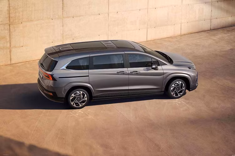 Xét về kích thước, Hyundai Custin định vị lớn hơn đàn em Stargazer; nhưng vẫn khiêm tốn hơn so với đối thủ Kia Carnival. Xe sở hữu thông số DxRxC lần lượt là 4.950 x 1.850 1.734 mm. Đồng thời, trục cơ sở đạt mức 3.055 mm. Diện mạo ngoại thất của Custin chia sẻ khá nhiều điểm chung cùng Hyundai Tucson, với mặt ca-lăng phong cách kim cương Parametric Jewel Hidden Light.