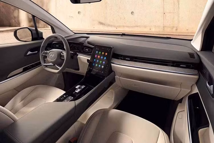 Về sức mạnh vận hành, Hyundai Custin cũng được định vị tương tự như vóc dáng tổng thể; tức là cao hơn các mẫu MPV giá rẻ nhưng khiêm tốn hơn đối thủ Kia Carnival. Cụ thể, xe được trang bị khối động cơ SmartStream 1.5L tăng áp hoặc tùy chọn máy 2.0L tăng áp. Cả hai cùng được kết hợp với hộp số tự động 8 cấp; cho công suất cực đại lần lượt là 168 mã lực và 253 Nm mô-men xoắn; hoặc 233 mã lực và 353 Nm mô-men xoắn.