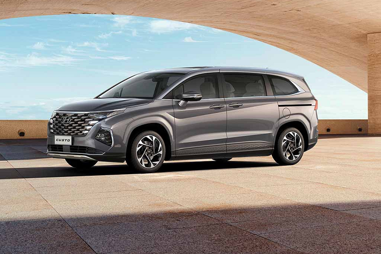 Tại Việt Nam, nếu như mẫu minivan đàn anh Hyundai Staria tìm được thị trường ngách riêng với vai trò xe chuyên dụng (chở tiền và cứu thương); thì chỉ có hiếm hoi Kia Carnival là tìm được thành công và đang trong thế "một mình một chợ". Ngoài ra người tiêu dùng Việt đã chứng kiến rất nhiều cú ngã ngựa trong quá khứ mang tên Ford Tourneo, hay Peugeot Traveller. Chình vì vây việc ra mắt Hyundai Custin 2024 mới (hay Hyundai Custo 2023) là một nước đi đúng đắn. 