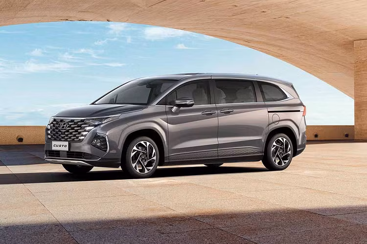 Mới chỉ được bán ra tại duy nhất một thị trường cách đây chưa đầy một năm, nên thời điểm này, có lẽ là quá sớm để khẳng định một điều gì đó chắc chắn bởi các thông tin xung quanh Hyundai Custo cũng chưa xuất hiện nhiều. Vậy thì liệu mẫu xe MPV Hyundai Custin có phải là một nước cờ mạo hiểm hay không? 