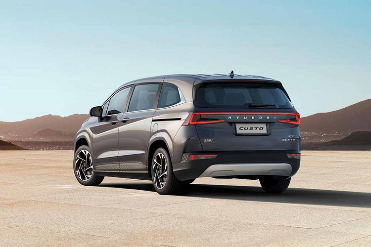 Và đây cũng chính là phần mà Hyundai Custin ghi điểm với người dùng. Ba hàng ghế được sắp xếp theo cấu hình 2+2+3. Không gian bên trong xe rộng rãi, với tiêu điểm là hàng ghế thứ hai thiết kế theo kiểu Captain chair với bệ đỡ tỳ tay riêng. Đặc biệt, hai ghế ngồi giữa xe này có thể điều chỉnh điện nhiều tư thế và ngả cực kỳ sâu, cung cấp cho hành khách một giường nằm đúng nghĩa - vô cùng thoải mái khi di chuyển chặng xa.