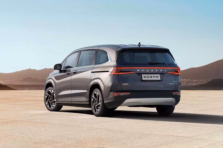 Và đây cũng chính là phần mà Hyundai Custin ghi điểm với người dùng. Ba hàng ghế được sắp xếp theo cấu hình 2+2+3. Không gian bên trong xe rộng rãi, với tiêu điểm là hàng ghế thứ hai thiết kế theo kiểu Captain chair với bệ đỡ tỳ tay riêng. Đặc biệt, hai ghế ngồi giữa xe này có thể điều chỉnh điện nhiều tư thế và ngả cực kỳ sâu, cung cấp cho hành khách một giường nằm đúng nghĩa - vô cùng thoải mái khi di chuyển chặng xa.