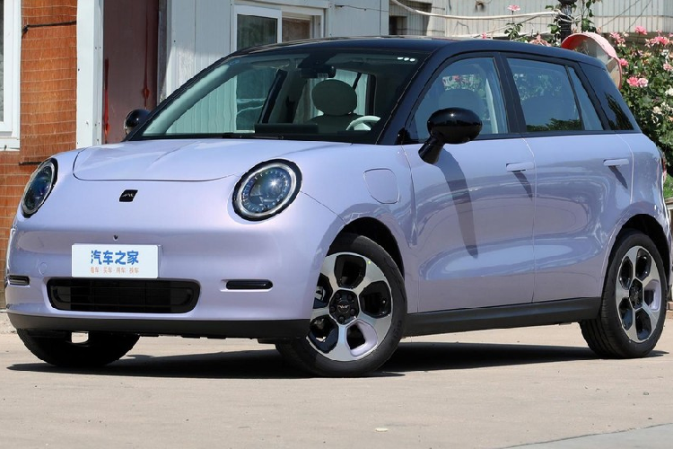 Một thông báo gần đây cho thấy, JAC Yiwei 3 chạy điện sẽ được mở bán trước ngay trong tháng 6 này, trong đó, xe có 2 phiên bản chính là 405 km và 505 km, mỗi bản có thêm 3 dòng khác nhau với giá thấp nhất 97.900 nhân dân tệ, tương đương 327 triệu đồng, 129.900 nhân dân tệ, tương đương 434 triệu đồng.