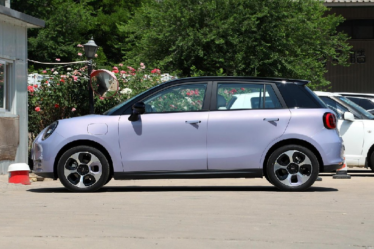 JAC là 1 thương hiệu xe khá nổi tiếng tại Trung Quốc và còn được người Việt biết đến rộng rãi với các loại xe tải, trước tình hình xe điện lên ngôi, hãng này cũng nhanh chóng cho ra mắt nhiều chiếc ôtô điện đủ phân khúc, trong đó, ở xe điện cỡ nhỏ, JAC trình làng Yiwei 3, đối thủ của Wuling Bingo, BYD Dolphin hay ORA Funky Cat.