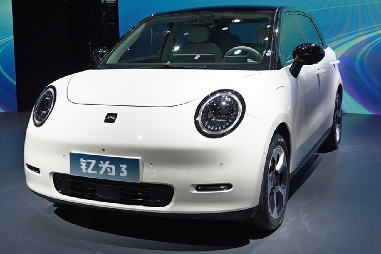 Về sức mạnh, JAC Yiwei 3 được trang bị động cơ điện có 2 công suất tối đa 94 mã lực và 134 mã lực, xe có 2 phiên bản với thời lượng pin cung cấp quãng đường chạy tương ứng là 405 km và 505 km. Ngoài ra, hãng xe JAC cũng sẽ sớm tung ra Yiwei 3 có phạm vi hành trình 600 km trong tương lai.