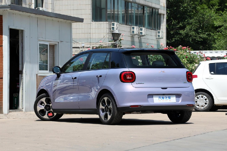 Về ngoại hình, JAC Yiwei 3 2023 giá rẻ gây ấn tượng với đèn pha mắt thiên thần ở mặt trước, có chứa 137 bóng đèn LED, trông nhỏ nhắn và dễ thương. Thân xe hai màu làm nổi bật tính thời trang bên cạnh thiết kế tổng thể của xe đơn giản tròn trịa.