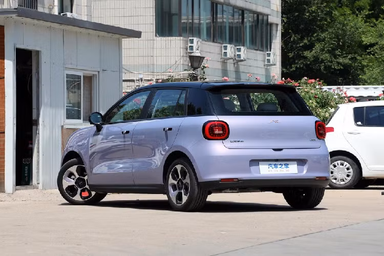 Về ngoại hình, JAC Yiwei 3 2023 giá rẻ gây ấn tượng với đèn pha mắt thiên thần ở mặt trước, có chứa 137 bóng đèn LED, trông nhỏ nhắn và dễ thương. Thân xe hai màu làm nổi bật tính thời trang bên cạnh thiết kế tổng thể của xe đơn giản tròn trịa.