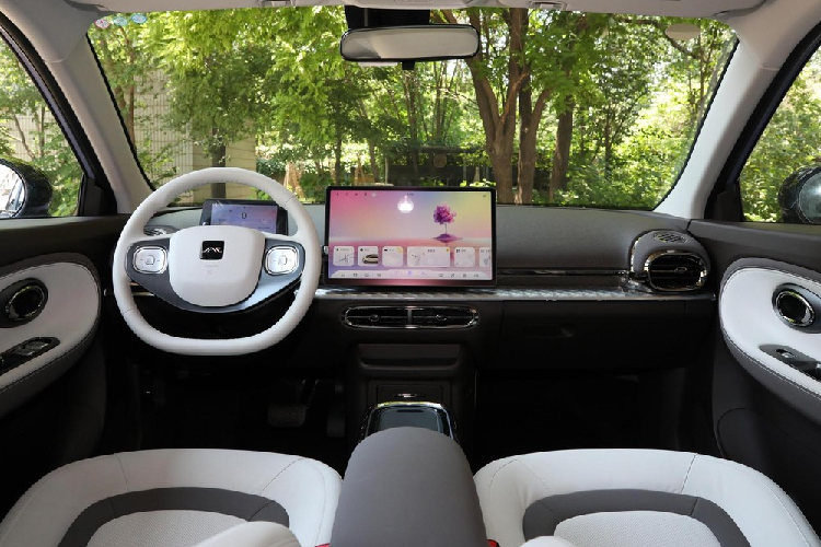 Về kích thước thân xe, JAC Yiwei 3 có chiều dài, rộng, cao lần lượt là 4.025 mm x 1.770 mm, 1.560 mm, chiều dài cơ sở đạt 2.620 mm.