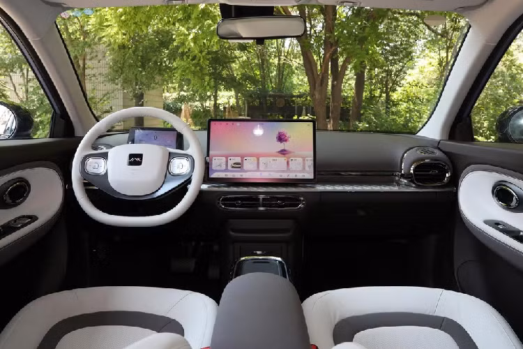 Về kích thước thân xe, JAC Yiwei 3 có chiều dài, rộng, cao lần lượt là 4.025 mm x 1.770 mm, 1.560 mm, chiều dài cơ sở đạt 2.620 mm.