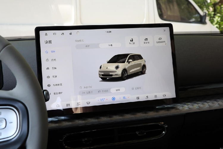 Đối với nội thất, JAC Yiwei 3 có màn hình cảm ứng với kích thước 15,6 inch, đi kèm hệ điều hành được phát triển cùng với Huawei, bảng đồng hồ đẹp mắt, xe có 2 tùy chọn nội thất là đơn điệu với 1 màu và cá tính qua 2 màu đối lập.