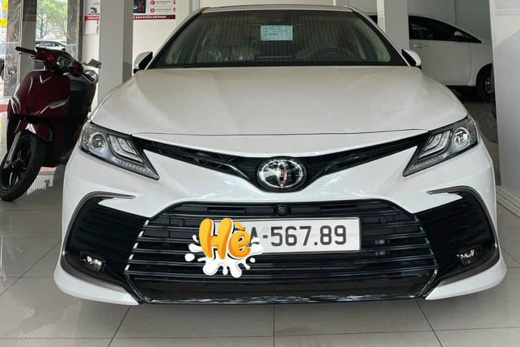 Được biết chiếc Toyota Camry này thuộc phiên bản 2.5Q, giá niêm yết của xe hiện là 1,370 tỷ đồng. Như vậy, sau khi bấm được biển sảnh rồng, chiếc xe này đã được rao bán với giá chênh hơn 2 tỷ đồng.