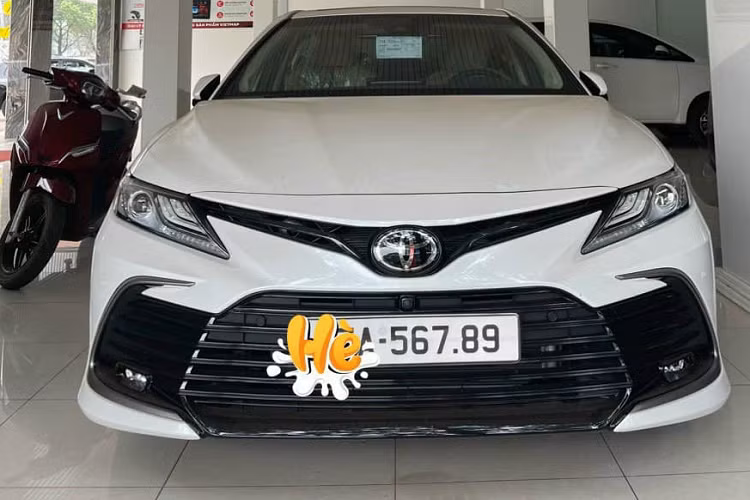 Được biết chiếc Toyota Camry này thuộc phiên bản 2.5Q, giá niêm yết của xe hiện là 1,370 tỷ đồng. Như vậy, sau khi bấm được biển sảnh rồng, chiếc xe này đã được rao bán với giá chênh hơn 2 tỷ đồng.