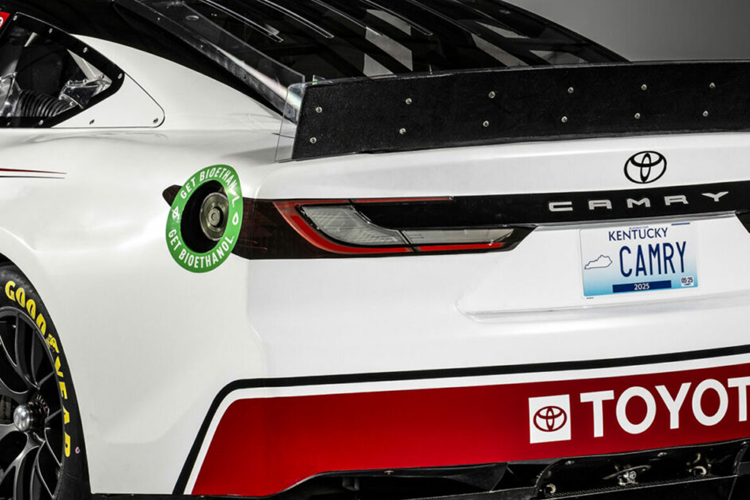 “Sự hiện diện của Toyota trong NASCAR là cam kết nền tảng của chúng tôi đối với sự cải thiện liên tục trên và ngoài đường đua. Chiếc xe đua Camry XSE phản ánh chính xác các đặc điểm thiết kế chính của Toyota Camry sản xuất mới“, David Wilson – chủ tịch của TRD, nói.
