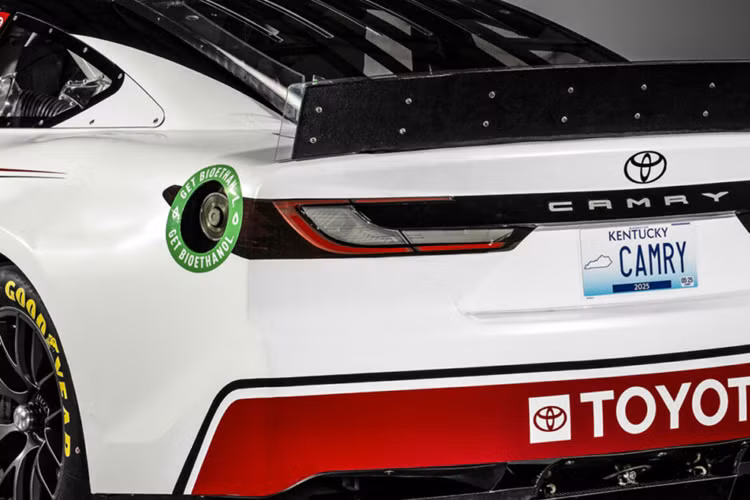 “Sự hiện diện của Toyota trong NASCAR là cam kết nền tảng của chúng tôi đối với sự cải thiện liên tục trên và ngoài đường đua. Chiếc xe đua Camry XSE phản ánh chính xác các đặc điểm thiết kế chính của Toyota Camry sản xuất mới“, David Wilson – chủ tịch của TRD, nói.