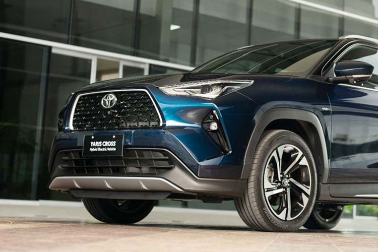 Cụ thể, Toyota Yaris Cross 2023 bản 1.5 G dành cho nước ta sẽ có các trang bị tiêu chuẩn như: mâm 17 inch, đèn pha LED, màn hình giải trí 9 inch có kết nối Apple CarPlay/Android Auto không dây và đồng hồ kỹ thuật số 7 inch.