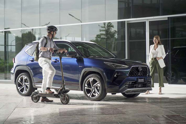 Đối với phiên bản hybrid, nhiều khả năng xe sẽ được cung cấp một số trang bị cao cấp hơn như: hệ thống đèn chiếu sáng LED, màn hình giải trí trung tâm 10,1 inch, bộ mâm kích thước 18 inch và gói công nghệ an toàn Toyota Safety Sense.