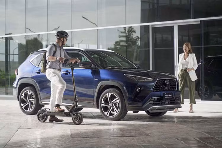 Đối với phiên bản hybrid, nhiều khả năng xe sẽ được cung cấp một số trang bị cao cấp hơn như: hệ thống đèn chiếu sáng LED, màn hình giải trí trung tâm 10,1 inch, bộ mâm kích thước 18 inch và gói công nghệ an toàn Toyota Safety Sense.