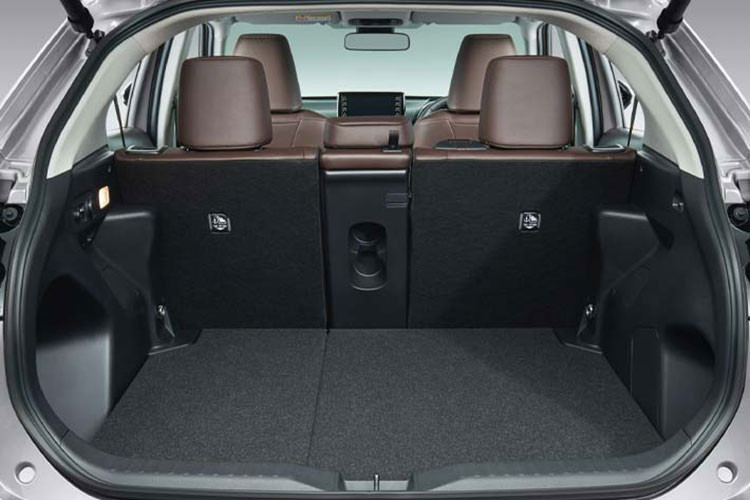 Xe sở hữu kích thước được công bố ở mức 4.310 mm chiều dài, 1.770 mm chiều rộng, 1.615 mm chiều cao và trục cơ sở dài 2.620 mm. Như vậy, xe có kích thước nhỏ hơn Corolla Cross và ngang bằng với Hyundai Creta, Kia Seltos hay Honda HR-V. Cung cấp sức mạnh cho Toyota Yaris Cross 2023 là hai tùy chọn động cơ.