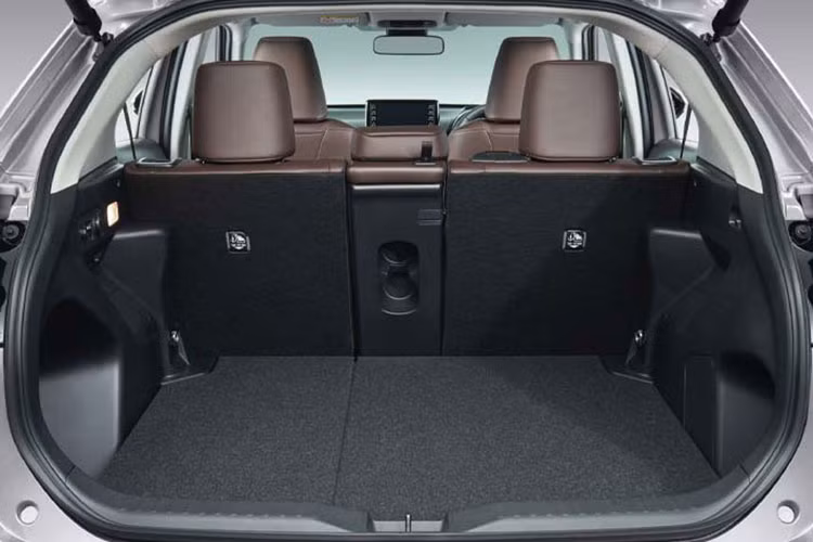 Xe sở hữu kích thước được công bố ở mức 4.310 mm chiều dài, 1.770 mm chiều rộng, 1.615 mm chiều cao và trục cơ sở dài 2.620 mm. Như vậy, xe có kích thước nhỏ hơn Corolla Cross và ngang bằng với Hyundai Creta, Kia Seltos hay Honda HR-V. Cung cấp sức mạnh cho Toyota Yaris Cross 2023 là hai tùy chọn động cơ.