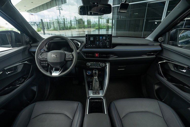 Cả hai phiên bản đều có đèn viền nội thất, phanh đỗ điện tử hay sạc điện thoại không dây, cửa sổ trời toàn cảnh, cốp mở điện hỗ trợ đá chân mở cốp rảnh tay hay camera 360 độ.