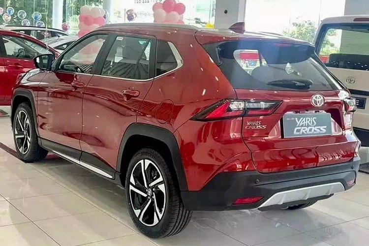 Thứ hai là Yaris Cross bản hybrid dùng động cơ xăng 89 mã lực và mô-men xoắn cực đại 121 Nm, kết hợp với mô-tơ điện công suất 79 mã lực và 141 Nm. Phiên bản này sử dụng hộp số e-CVT. Mức tiêu thụ nhiên liệu trung bình của Toyota Yaris Cross 2023 phiên bản hybrid là 30,3 km/lít (khoảng 3,3 lít/100 km).