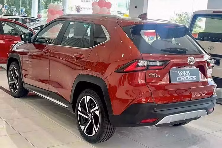 Thứ hai là Yaris Cross bản hybrid dùng động cơ xăng 89 mã lực và mô-men xoắn cực đại 121 Nm, kết hợp với mô-tơ điện công suất 79 mã lực và 141 Nm. Phiên bản này sử dụng hộp số e-CVT. Mức tiêu thụ nhiên liệu trung bình của Toyota Yaris Cross 2023 phiên bản hybrid là 30,3 km/lít (khoảng 3,3 lít/100 km).