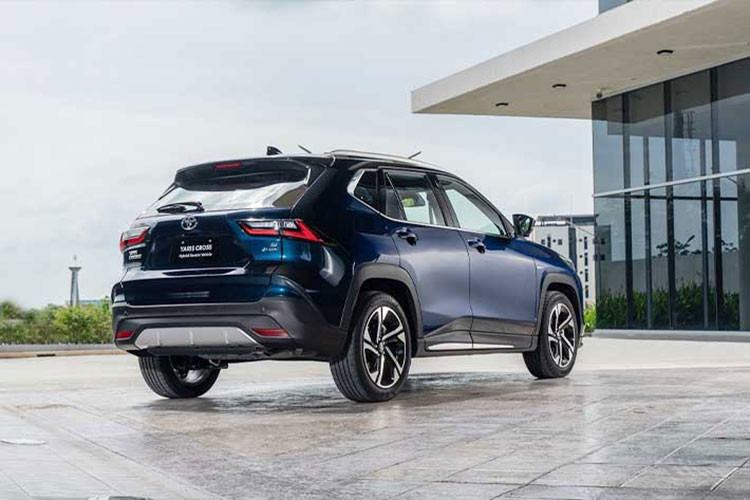 Theo thông tin từ tư vấn bán hàng, xe sẽ được phân phối tại Việt Nam theo dạng nhập khẩu nguyên chiếc từ Indonesia, mức giá Toyota Yaris Cross 2023 khởi điểm dao động từ 730 - 760 triệu đồng. Ngoài ra, người này còn hé lộ thêm những trang bị, tiện ích sẽ xuất hiện trên Toyota Yaris Cross 2023.