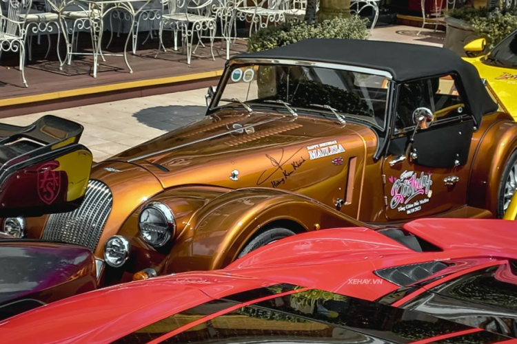 Siêu phẩm Morgan Plus Six hơn 8 tỷ đồng của đại gia quê Hải Dương sở hữu ngoại màu vàng đồng khá đặc biệt, “bộ cánh” này khiến cho Morgan Plus Six lại càng làm tăng thêm vẻ cổ điển và quý tộc.