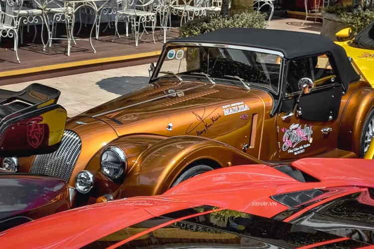 Siêu phẩm Morgan Plus Six hơn 8 tỷ đồng của đại gia quê Hải Dương sở hữu ngoại màu vàng đồng khá đặc biệt, “bộ cánh” này khiến cho Morgan Plus Six lại càng làm tăng thêm vẻ cổ điển và quý tộc.