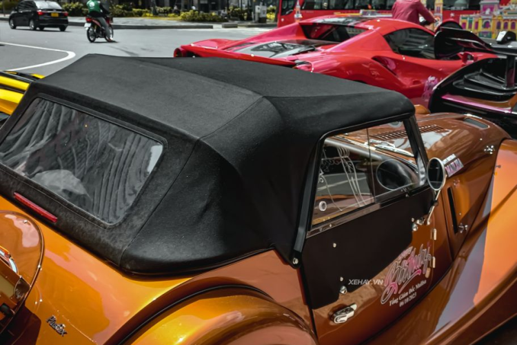 Đối với mẫu xe này, muốn đóng mở mui xe, người dùng phải tự tay thực hiện, chứ không có nút bấm tự động như các xe thể thao hiện nay.