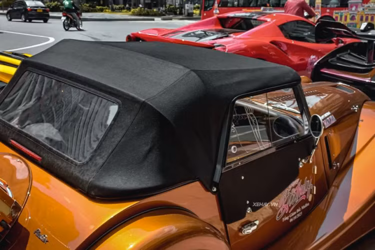 Đối với mẫu xe này, muốn đóng mở mui xe, người dùng phải tự tay thực hiện, chứ không có nút bấm tự động như các xe thể thao hiện nay.