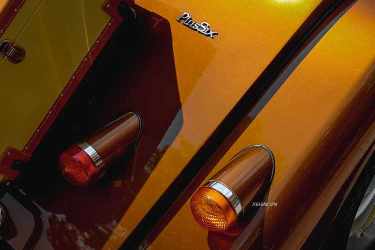 Cung cấp sức mạnh cho Morgan Plus Six là khối động cơ tăng áp I6 3.0L của BMW, công suất 335 mã lực, mô-men xoắn 500 Nm.