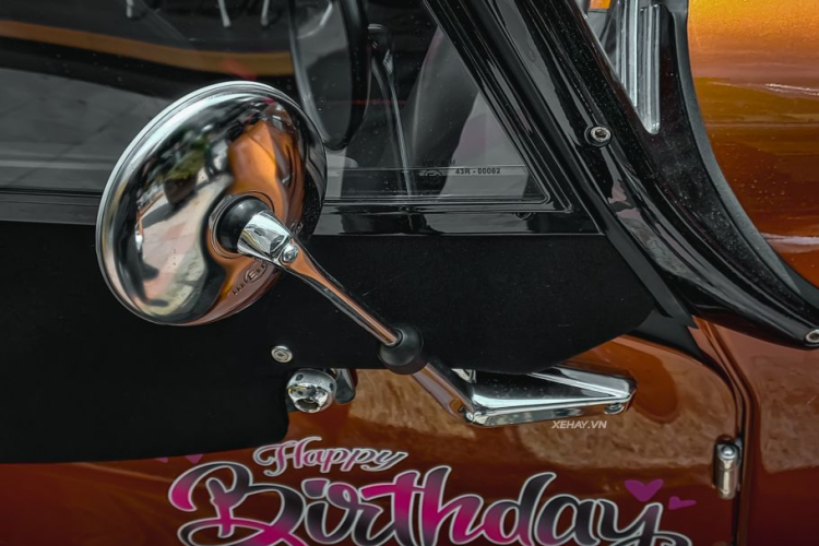 Kết hợp với động cơ là hộp số tự động 8 cấp và hệ dẫn động cầu sau, cho khả năng tăng tốc từ 0-100 km/h trong 4,2 giây, trước khi đạt vận tốc tối đa 267 km/h. Xe có 2 chế độ lái Sport và Sport Plus.