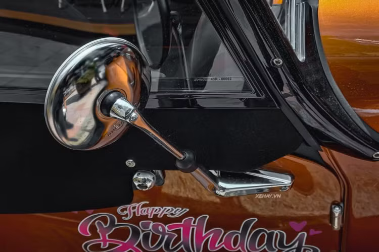 Kết hợp với động cơ là hộp số tự động 8 cấp và hệ dẫn động cầu sau, cho khả năng tăng tốc từ 0-100 km/h trong 4,2 giây, trước khi đạt vận tốc tối đa 267 km/h. Xe có 2 chế độ lái Sport và Sport Plus.