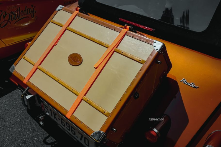 Để tạo thêm điểm nhấn và tăng phần nổi bật, nhà sản xuất còn mạ crom một số chi tiết như viền đèn pha, đèn hậu, đèn sương mù, xi-nhan, gương chiếu hậu. Trong khi bộ mâm và lưới tản nhiệt được sơn màu bạc.