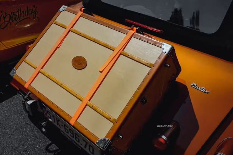 Để tạo thêm điểm nhấn và tăng phần nổi bật, nhà sản xuất còn mạ crom một số chi tiết như viền đèn pha, đèn hậu, đèn sương mù, xi-nhan, gương chiếu hậu. Trong khi bộ mâm và lưới tản nhiệt được sơn màu bạc.